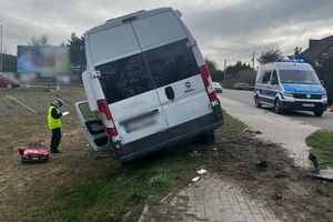 W Małdytach kierowca wjechał na chodnik i potrącił rodzinę z dzieckiem

