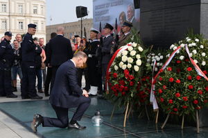 Prezydent złożył wieńce przed pomnikami w Warszawie