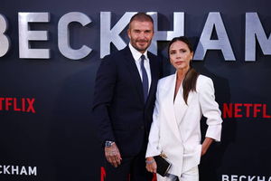 Victoria Beckham swoje 50. urodziny świętowała w gronie najbliższych i na plecach swojego męża 