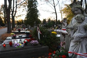 Władze Białołęki nie wiedziały o ekshumacji na zabytkowym cmentarzu