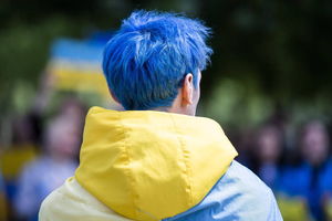 Niebiesko-żółte włosy to dyskredytacja armii?