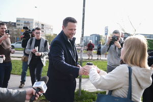 Trzaskowski rozdawał kawę mieszkańcom w podzięce za wybory