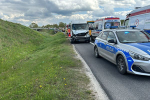 Zderzenie autobusu z maszyną drogową na trasie Mrągowo - Olsztyn. Zablokowana DK 16