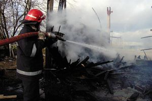 Ogromny pożar pod Iławą w Woli Kamieńskiej. Spłonęła hala ze sprzętem żeglarskim 