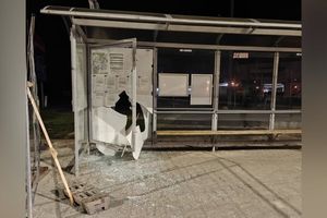 Dwóch wandali zniszczyło witrynę przystanku na ul. Krasickiego w Olsztynie. Zostali zatrzymani