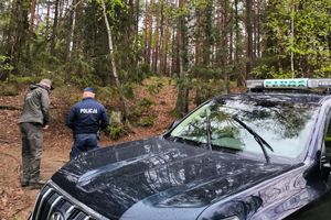 Policjanci z Olsztynka podczas sprzątania lasu ujawnili nie tylko śmieci. Nie obyło się też bez mandatów 
