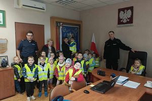 [ZDJĘCIA] Wizyta dzieci z Przedszkola Miejskiego w Komendzie Powiatowej Policji