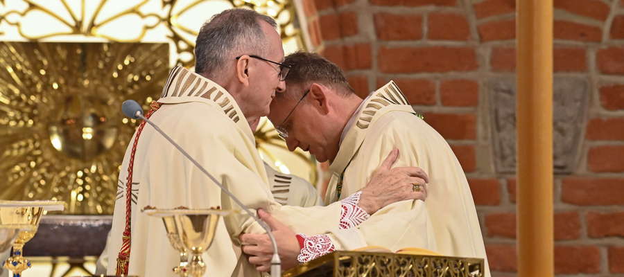 Arcybiskup Janusza S. Urbańczyk na swoją dewizę biskupią wybrał słowa: „Wolą Boga jest nasz pokój”