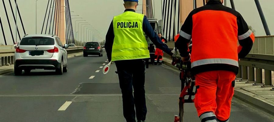 W ostatnim momencie uratowali życie kobiety. Gdy mieszkanka Wrocławia została chwycona przez policjantkę, jedną nogą znajdowała się już poza barierką mostu...