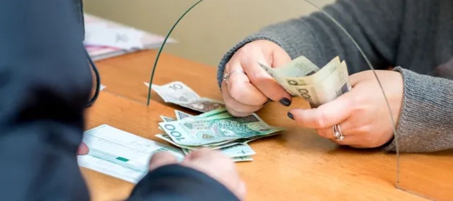 Czujna pracownica banku uratowała gotówkę seniorki