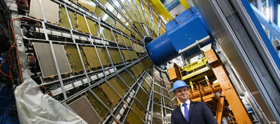 Prezydent Andrzej Duda podczas wizyty w Wielkim Zderzaczu Hadronów