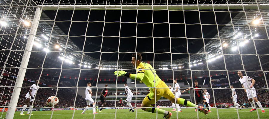 Łukasz Fabiański (West Ham) wpuszcza drugiego gola w meczu z Bayerem