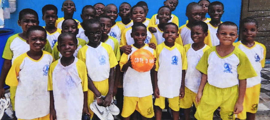 150-ta piłka od Ryszarda Krzemieniewskiego poleciała do młodych piłkarzy z Republiki Wybrzeża Kości Słoniowej