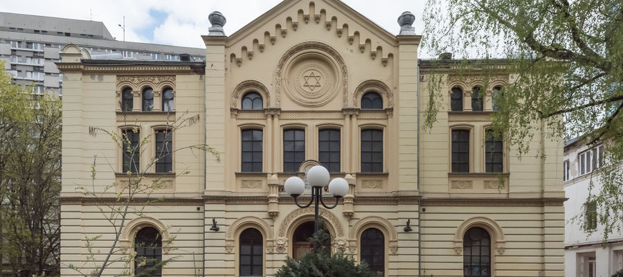 Fasada frontowa synagogi