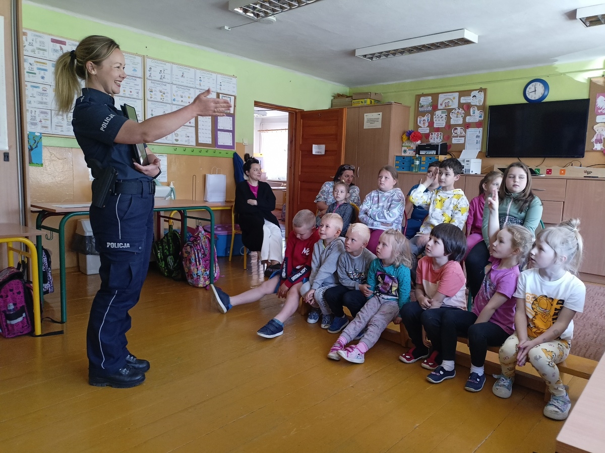 Uczniowie szkoły w Sypitkach z uwagą wysłuchali policyjnej pogadanki o bezpieczeństwie