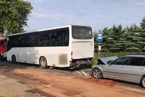 Powiat ostródzki: BMW na prostej drodze uderzyło w autobus