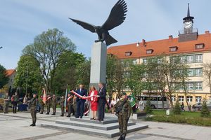 Święto Konstytucji 3 Maja pod pomnikiem Orła Białego