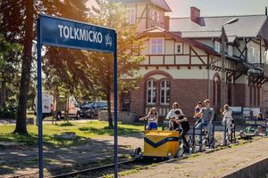Zwiedzają Zalew Wiślany na trasie Frombork-Tolkmicko na drezynach rowerowych. Nadzalewowa Kolej Drezynowa otworzyła drugi sezon