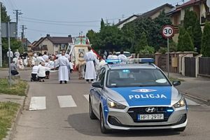 Policjanci zabezpieczali procesje na Boże Ciało