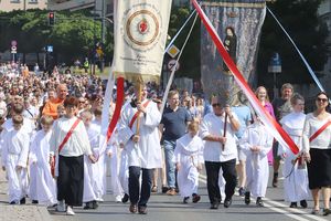 Ulicami Olsztyna przeszła procesja Bożego Ciała [ZDJĘCIA]