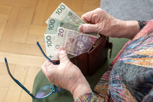 Czujna pracownica banku uratowała oszczędności seniorki