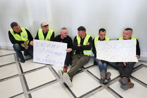 Rolnicy protestujący w Sejmie: Rozważamy strajk głodowy