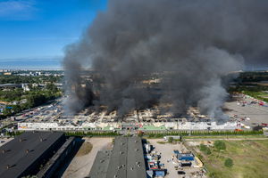 Strażacy dogaszają pożar kompleksu handlowego Marywilska 44