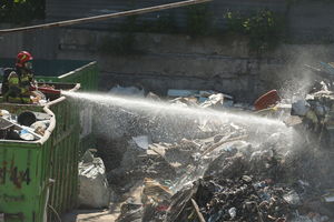 Płonie sortownia śmieci i materiałów pobudowlanych na Siekierkach