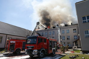Pożar dachu liceum w Grodzisku Mazowieckim. Chwilę wcześniej zakończyła się tam matura z języka angielskiego 