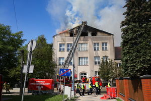 Alert RCB w związku z pożarem dachu liceum w Grodzisku Mazowieckim 