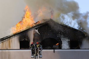 Pożar dachu liceum w Grodzisku Maz. w trakcie matur
