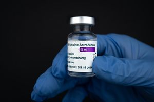 Kontrowersje wokół AstraZeneca: Dlaczego wycofuje szczepionkę?