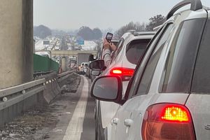 Zderzenie samochodów na autostradzie pod Wrocławiem. Nadal możliwe korki