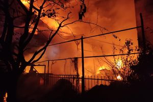 Ogromny pożar kompleksu budynków w Piszu 