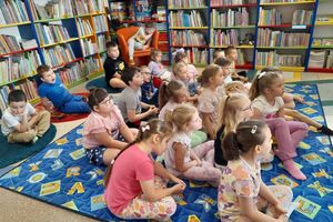 [ZDJĘCIA] Dzieci z grupy "Słoneczka" z wizytą w Miejskiej Bibliotece Publicznej