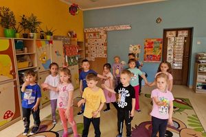 [ZDJĘCIA] Międzynarodowy Dzień Tańca w Przedszkolu Miejskim