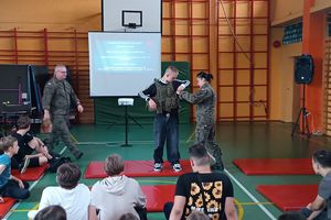 [ZDJĘCIA] Edukacja z wojskiem z Szkole Podstawowej nr 1