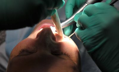 Jaki procent Polaków korzysta z bezpłatnych usług dentysty?