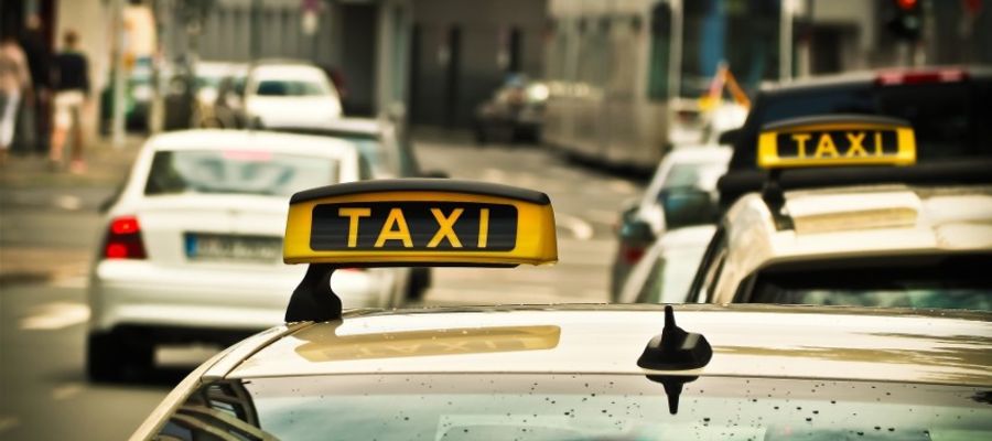 Według nowych przepisów, każdy taksówkarz, aby otrzymać przedłużenie licencji, musi przejść badania lekarskie i złożyć stosowne dokumenty.