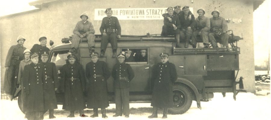 Powojenni nowomiejscy strażacy przed swoją siedzibą