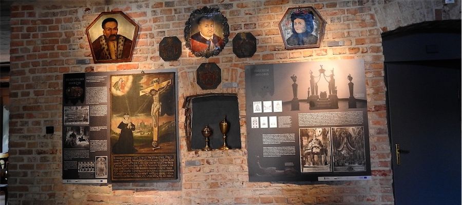 Jedna ze ścian muzeum zapełniona zabytkowymi obrazami