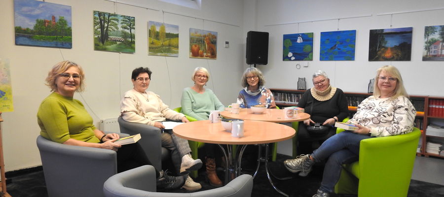 Spotkanie dyskusyjnego klubu książki (od lewej): Bola Chylińska, Ewa Wawrzonkowska, Ewa Stankiewicz, Anna Głowińska, Maria Stelina i pani Iwona