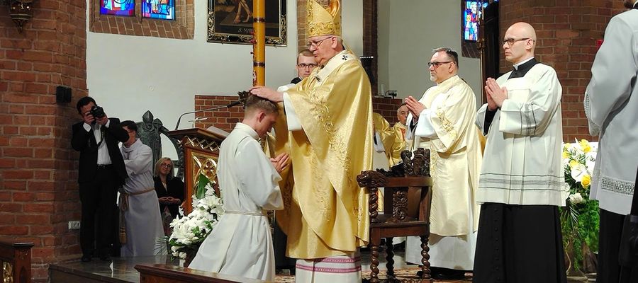 W bazylice katedralnej w Olsztynie święcenia przyjęło trzech nowych diakonów.