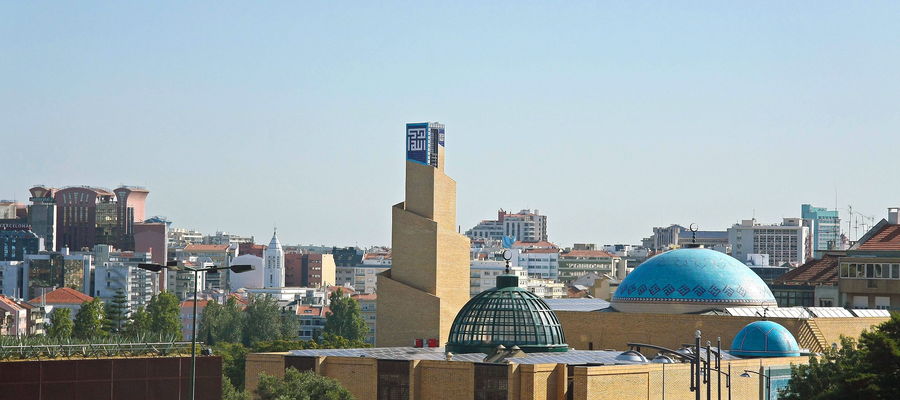 Centralny Meczet w Lizbonie jest głównym meczetem portugalskiej społeczności islamskiej. Znajduje się na Avenida José Malhoa, niedaleko Praça de Espanha w Lizbonie .
