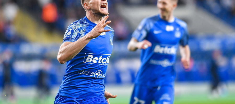Piłkarz Ruchu Michał Feliks cieszy się z gola podczas meczu z Lechem 