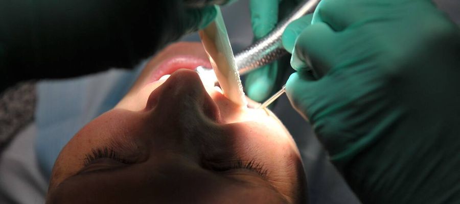 Jaki procent Polaków korzysta z bezpłatnych usług dentysty?