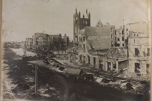Na skutek bombardowań zniszczone zostało całe śródmieście