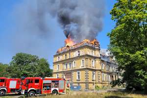 Pożar neogotyckiego pałacu w Jelczu-Laskowicach na Dolnym Śląsku