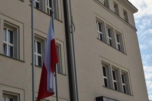 Flaga przed Warmińsko-Mazurskim Urzędem Wojewódzkim opuszczona do połowy 