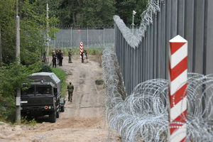 Olsztyńscy policjanci obrzuceni kamieniami na granicy. Na szczęście ucierpiał tylko radiowóz 